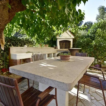 Einfache Silva Mit Terrasse Bašanija