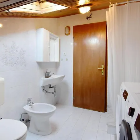 Einfache Silva Mit Terrasse Bašanija