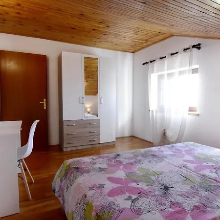 Einfache Silva Mit Terrasse Bašanija