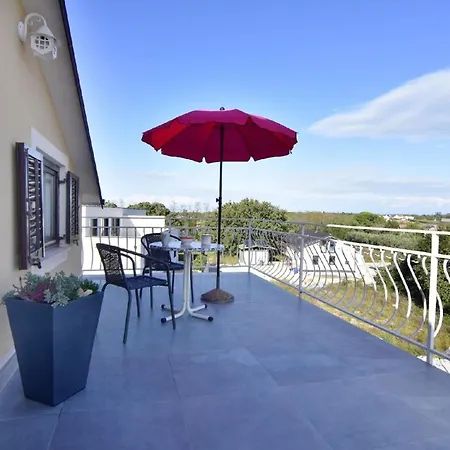 Apartment Einfache Silva Mit Terrasse Basanija